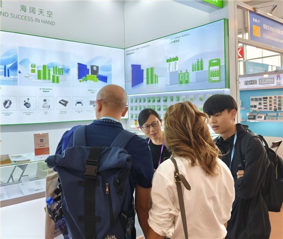 與外國客戶交流中